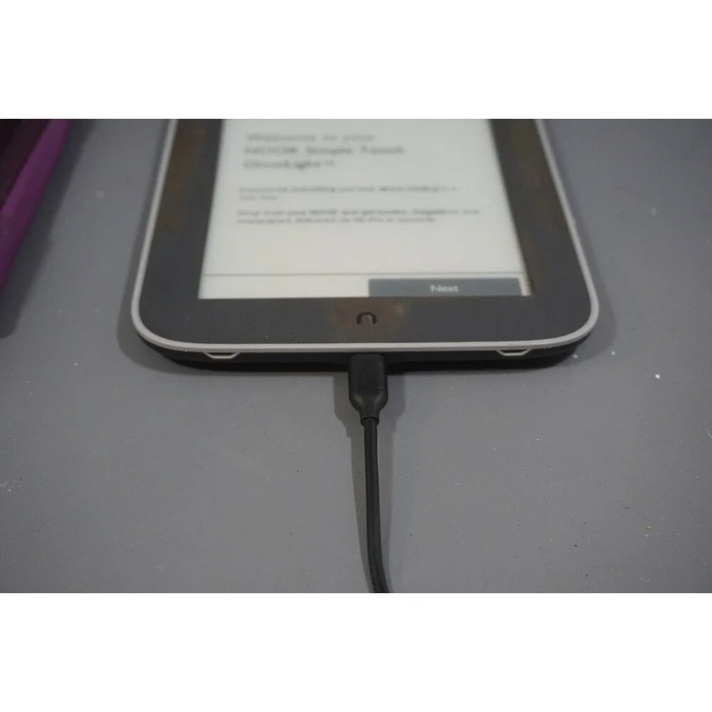 Barnes & Noble Nook Simple Touch GlowLight BNRV350 Bundle w Cover & Cable